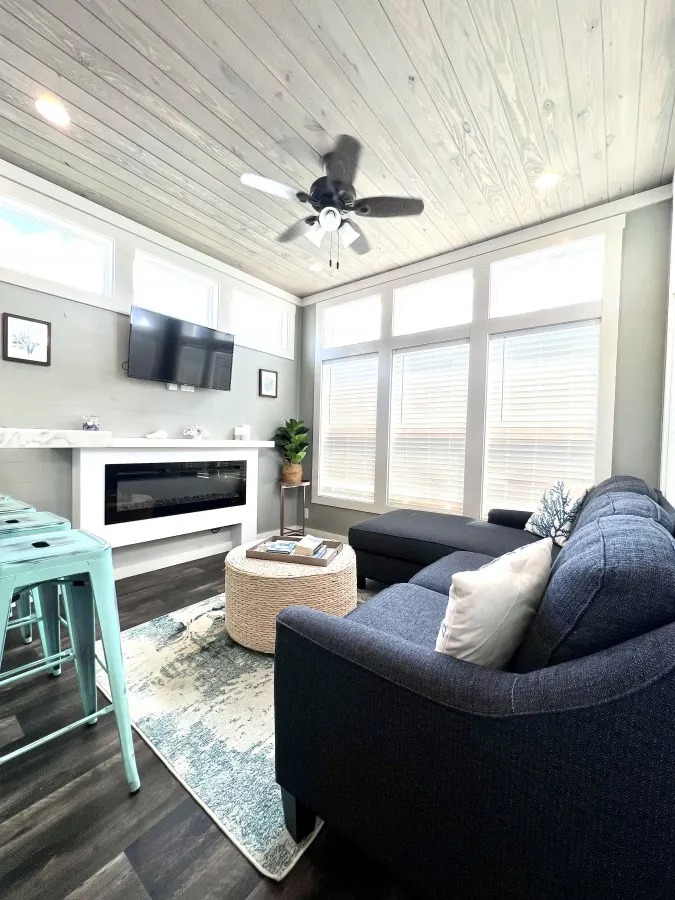 The SeaGlass House - Pet friendly Lakeside Tiny Home in Clermont 3