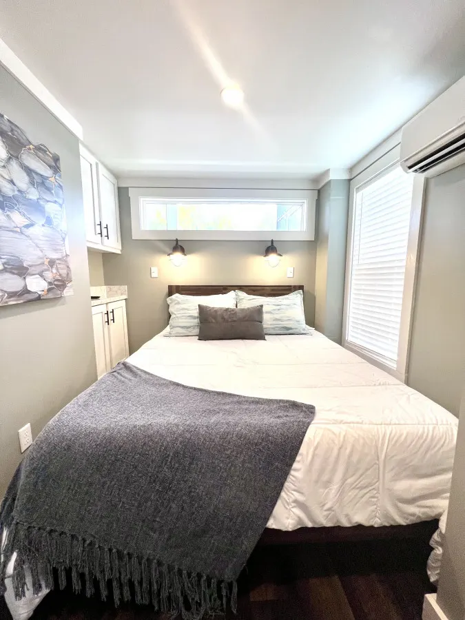 The SeaGlass House - Pet friendly Lakeside Tiny Home in Clermont 8