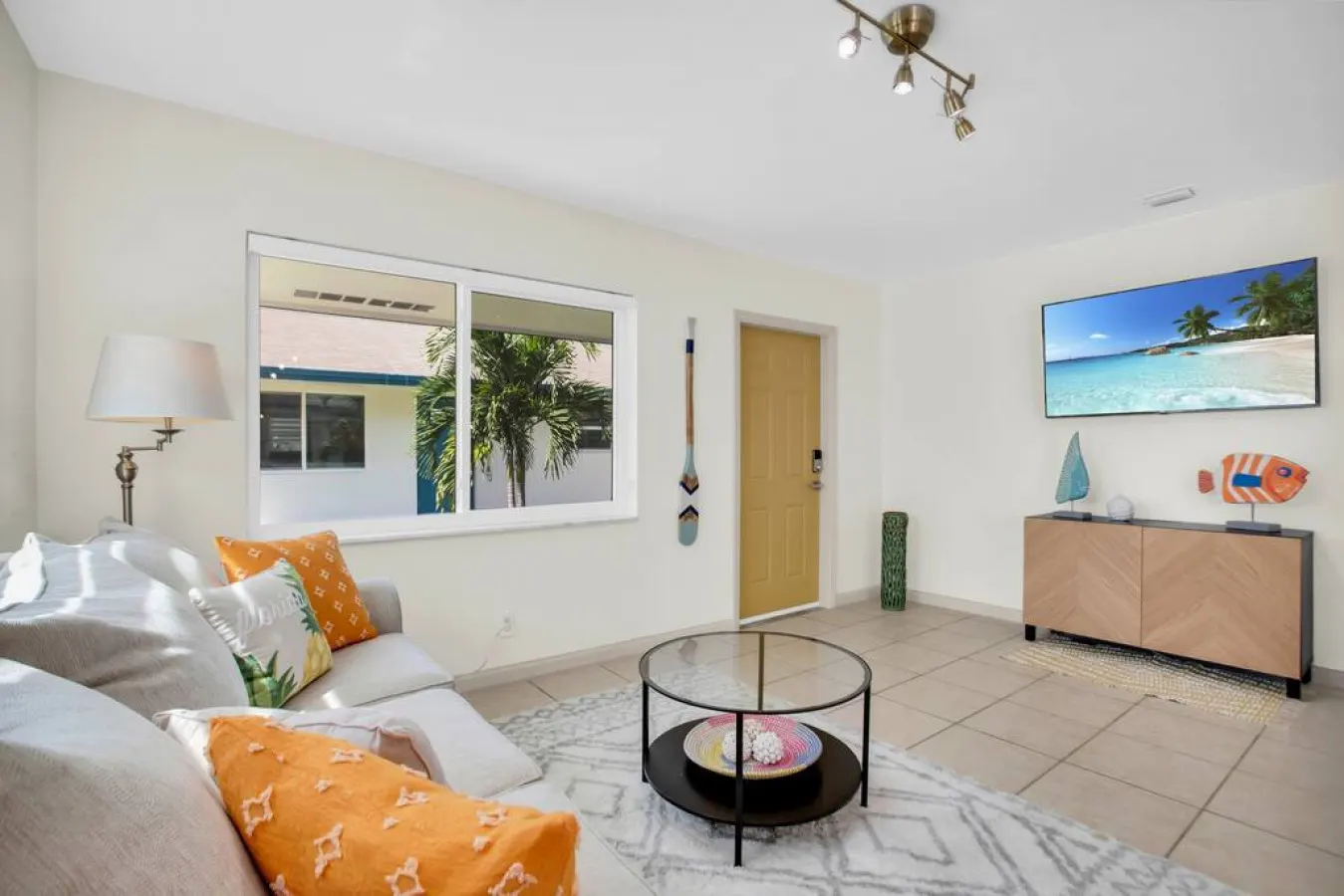LoKal Rentals 2AB - Tropical Villa near Downtown 2