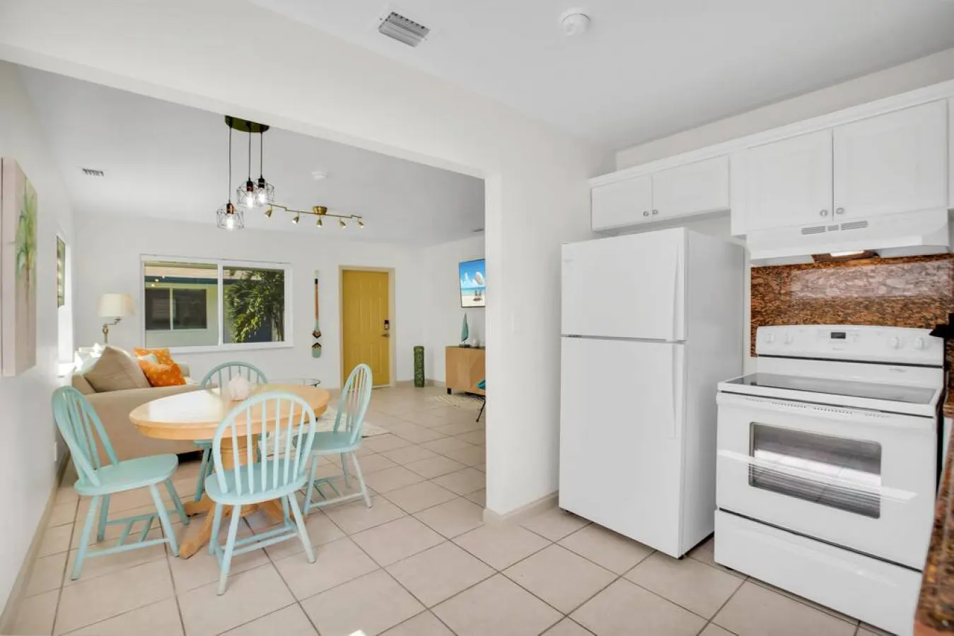 LoKal Rentals 2AB - Tropical Villa near Downtown 9