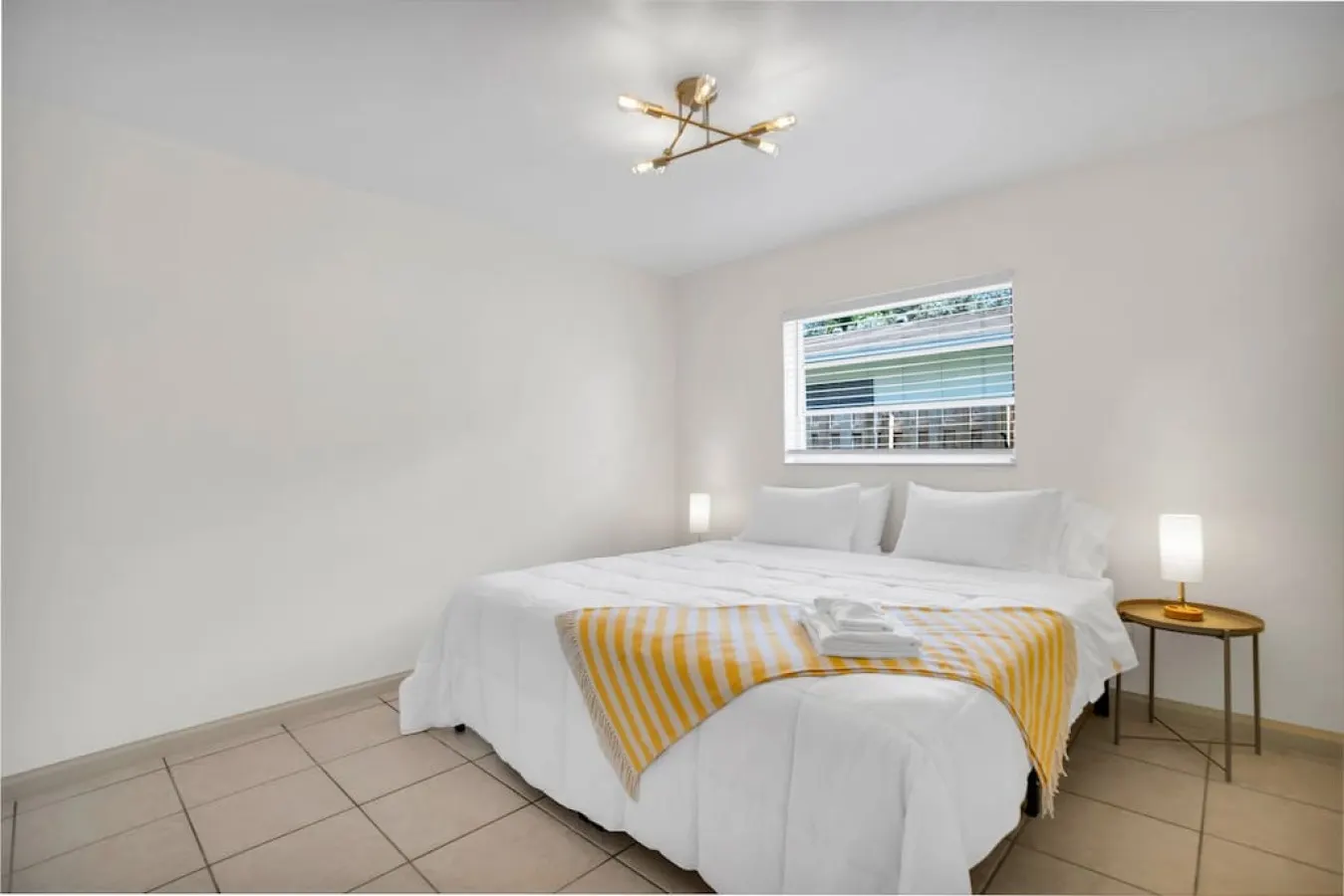 LoKal Rentals 2AB - Tropical Villa near Downtown 11