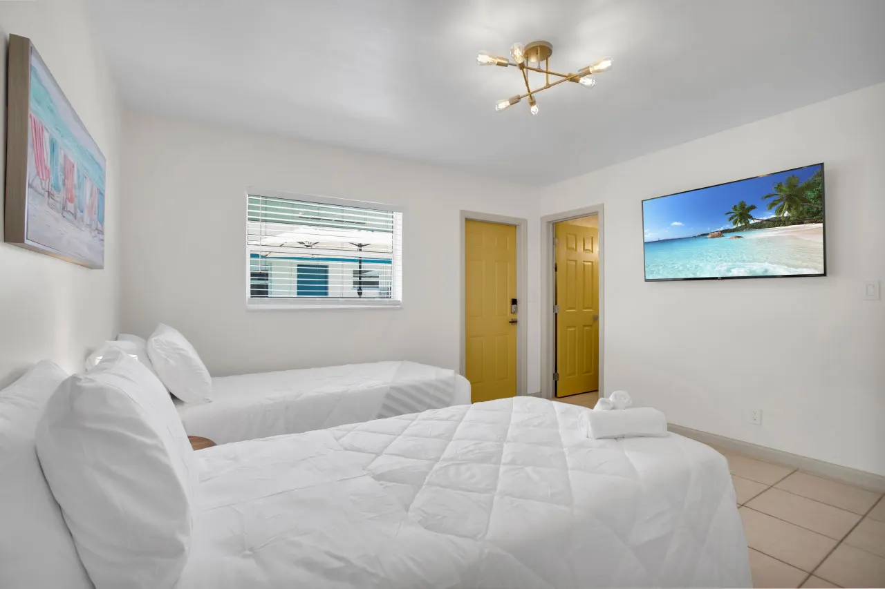 LoKal Rentals 2AB - Tropical Villa near Downtown 15