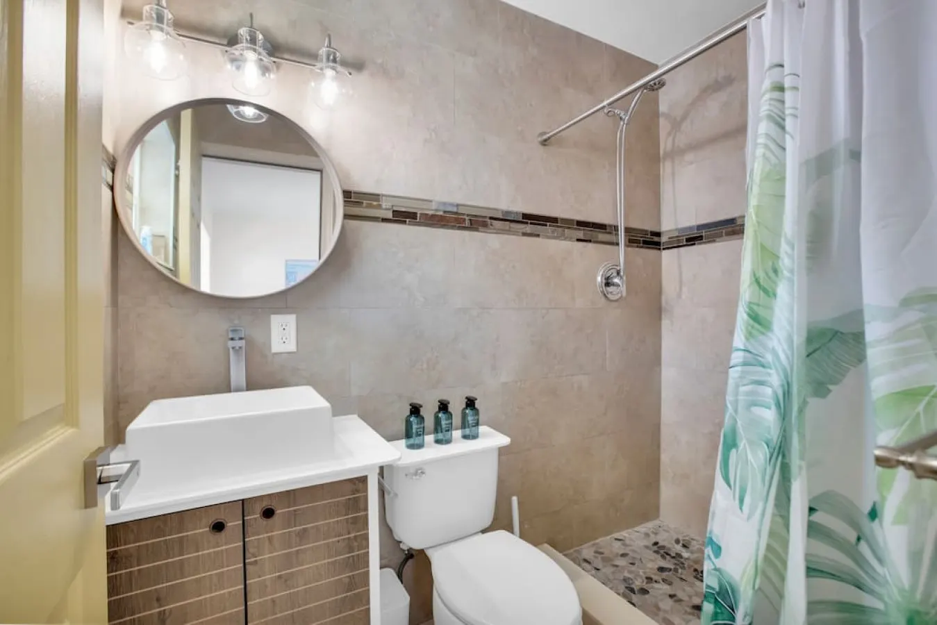 LoKal Rentals 2AB - Tropical Villa near Downtown 17