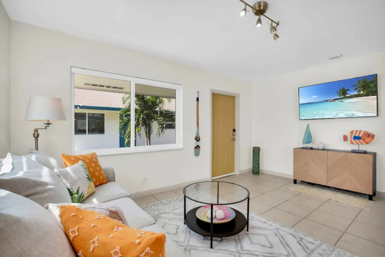 LoKal Rentals 2AB - Tropical Villa near Downtown 7