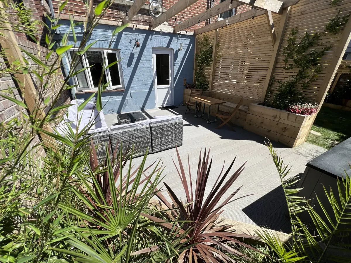 Beach at end of Road, Garden apt - Private Parking 10