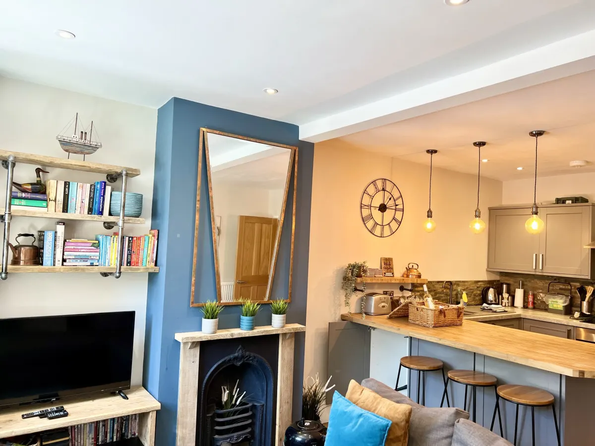 Beach at end of Road, Garden apt - Private Parking 12