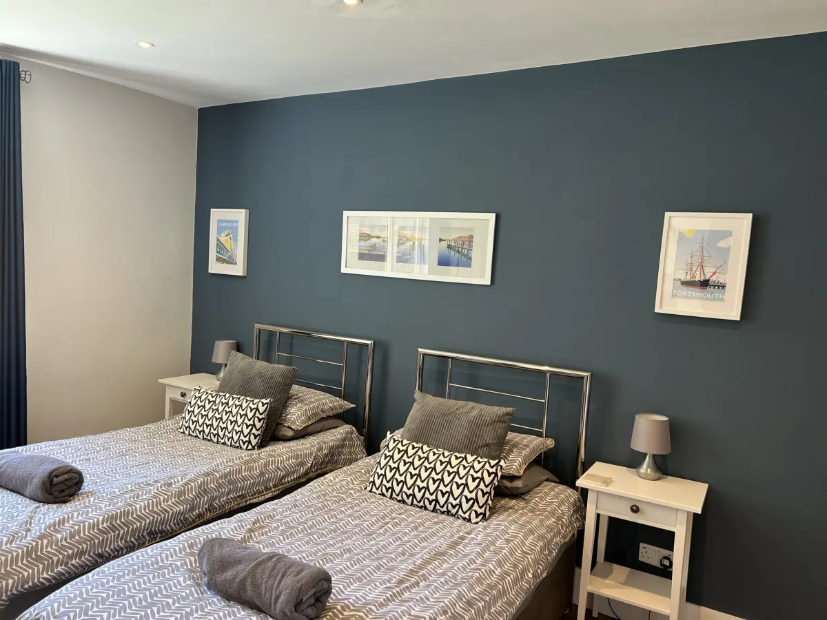 Beach at end of Road, Garden apt - Private Parking 15
