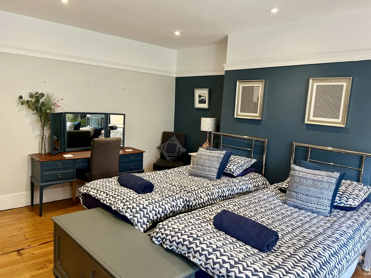 Beach at end of Road, Garden apt - Private Parking 16