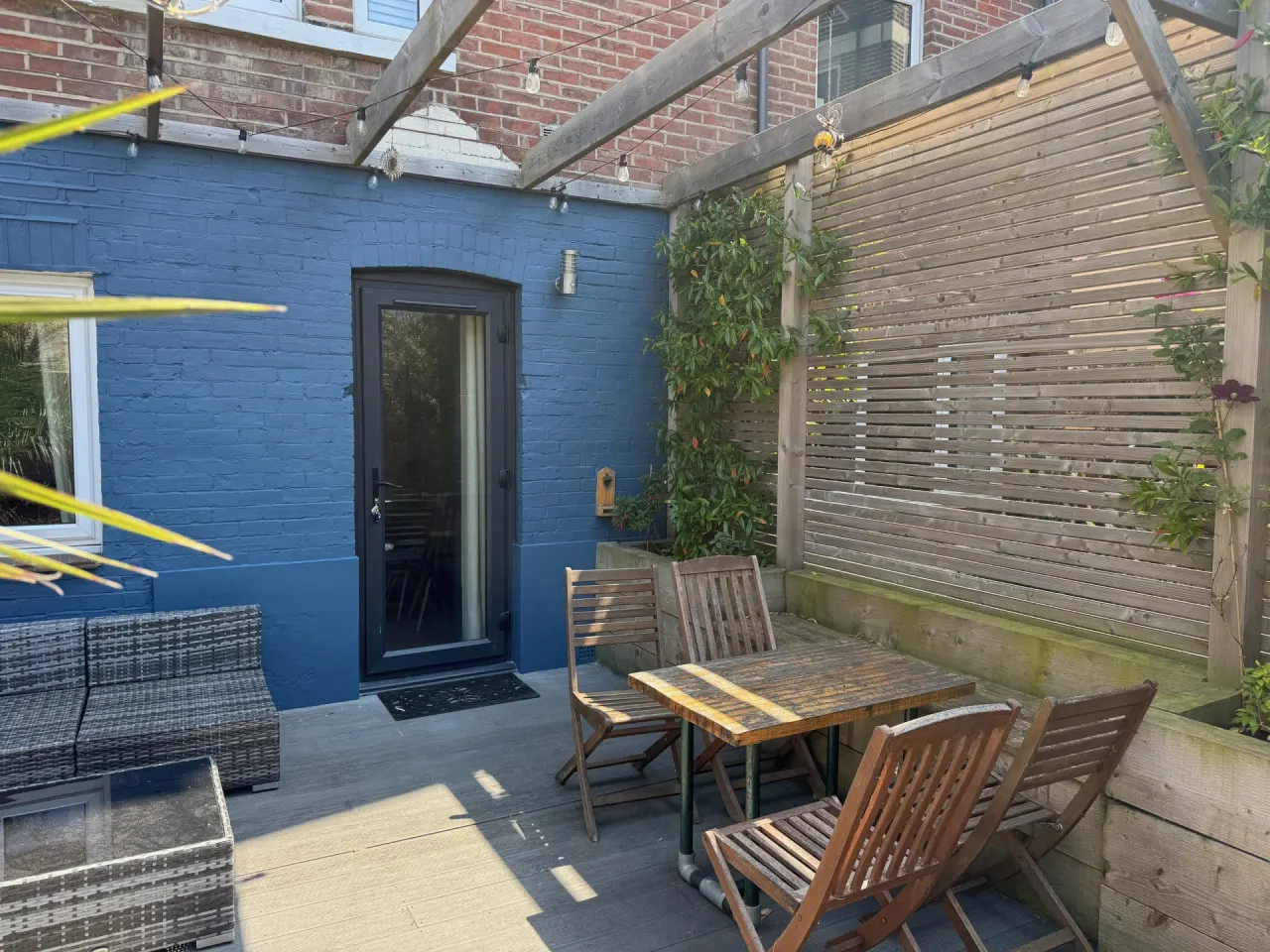 Beach at end of Road, Garden apt - Private Parking 17