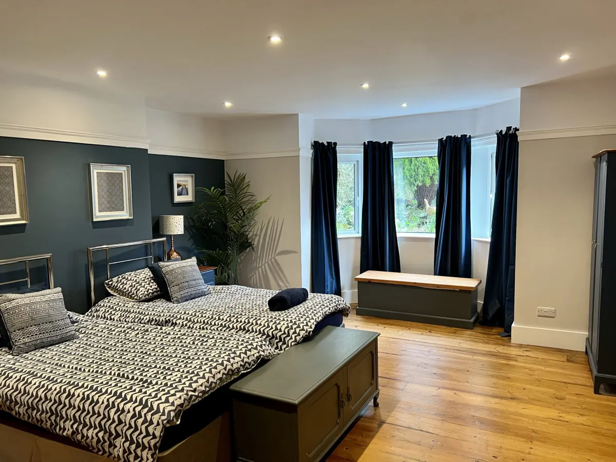 Beach at end of Road, Garden apt - Private Parking 3