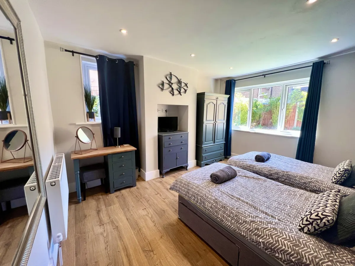 Beach at end of Road, Garden apt - Private Parking 4