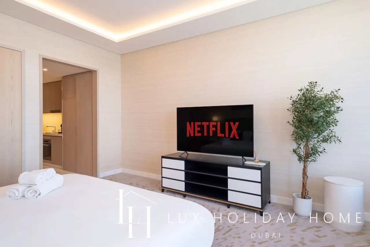 LUX Iconic Views at The Palm Tower Studio 2 11