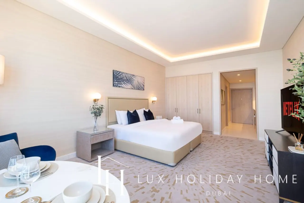 LUX Iconic Views at The Palm Tower Studio 2 12