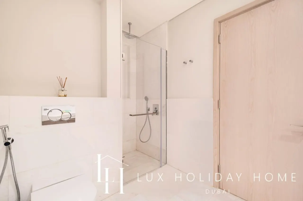LUX Iconic Views at The Palm Tower Studio 2 15