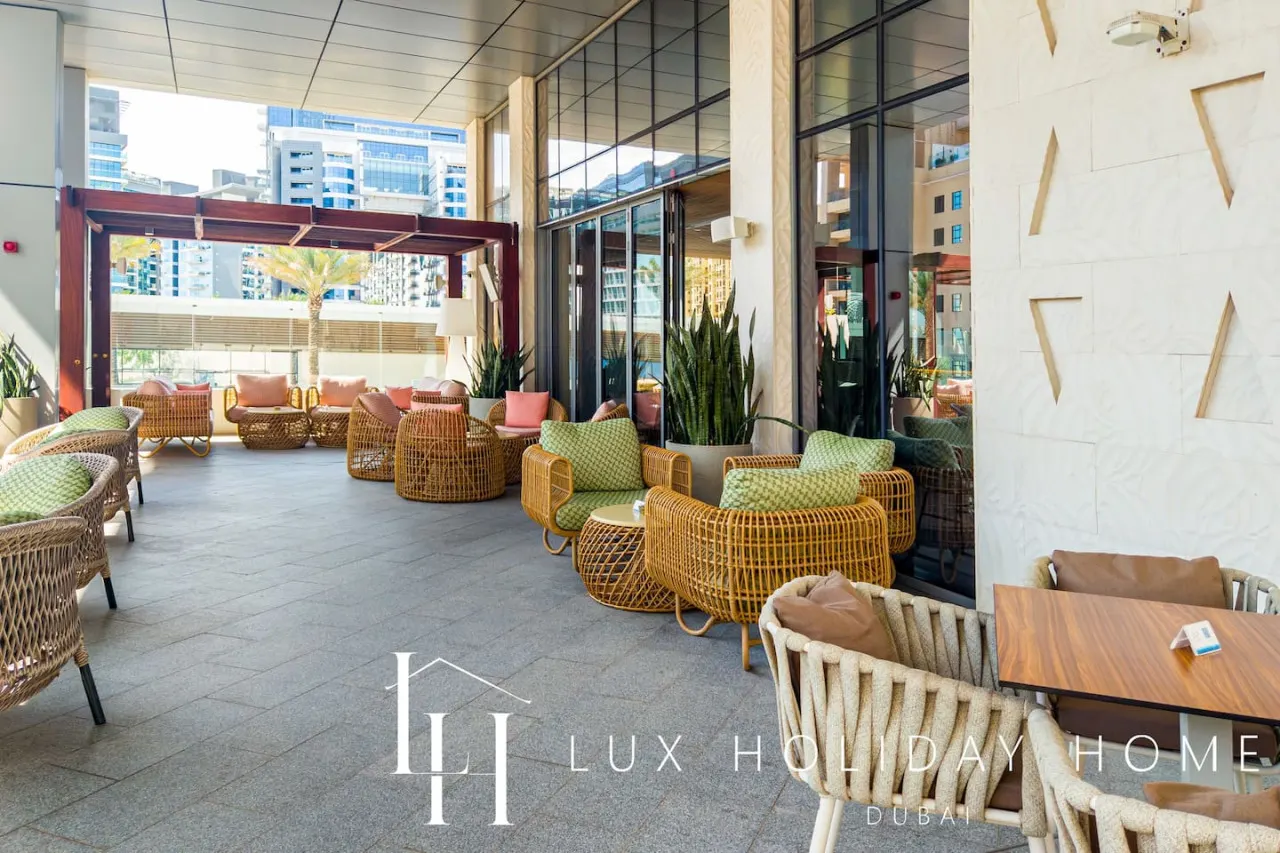 LUX Iconic Views at The Palm Tower Studio 2 16