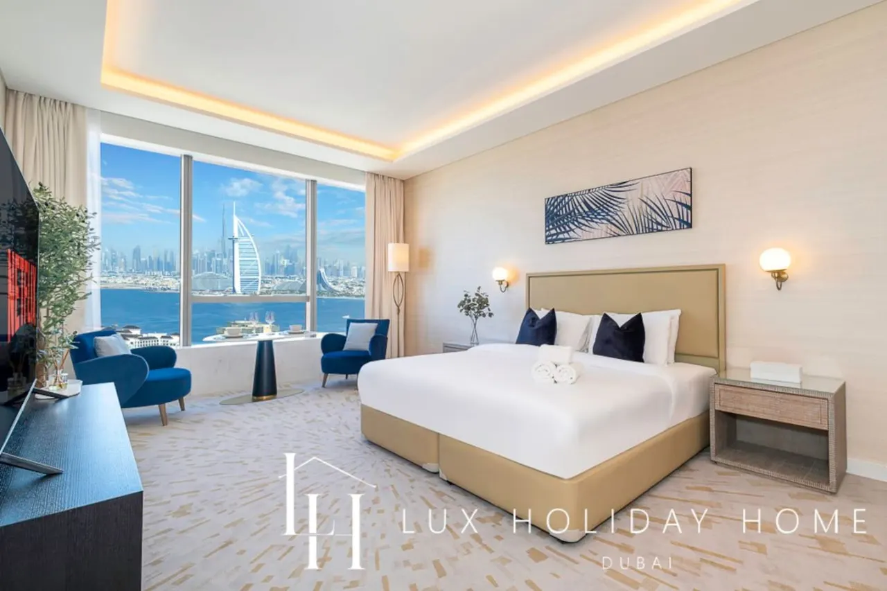 LUX Iconic Views at The Palm Tower Studio 2 5