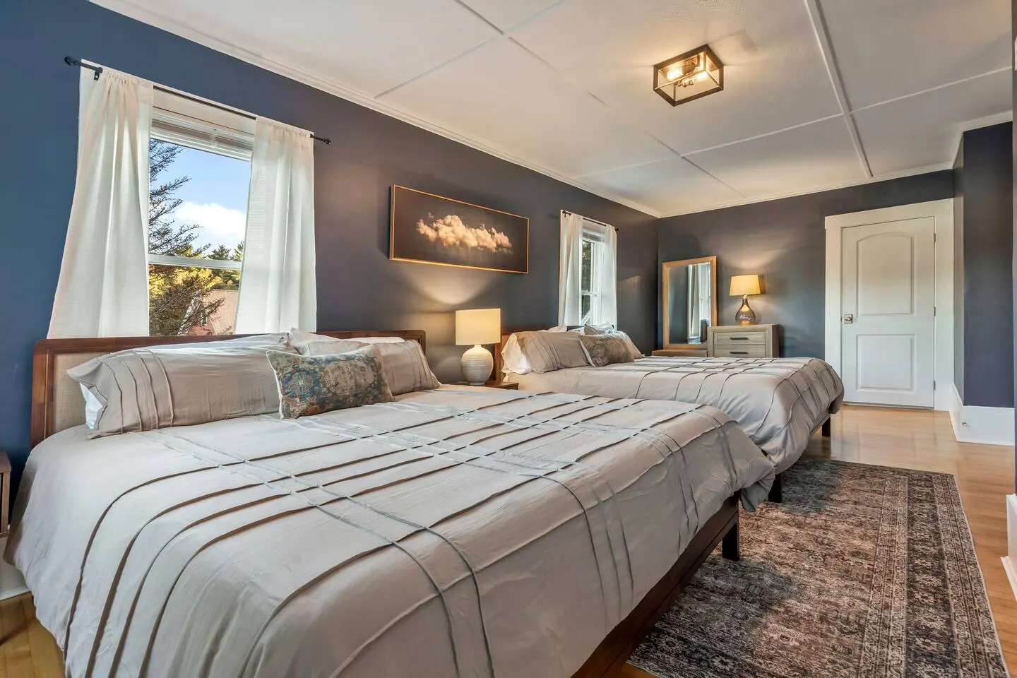 6BR Downtown Lake View Games, Fire Pit & Grill 6