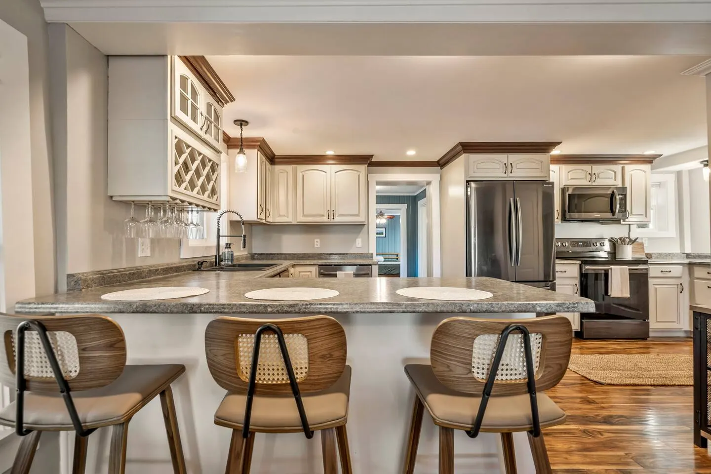 6BR Downtown Lake View Games, Fire Pit & Grill 8