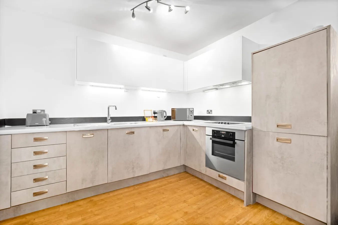 Stylish 2 Bedroom Apartment - City Centre - King Beds - Netflix — photo 4