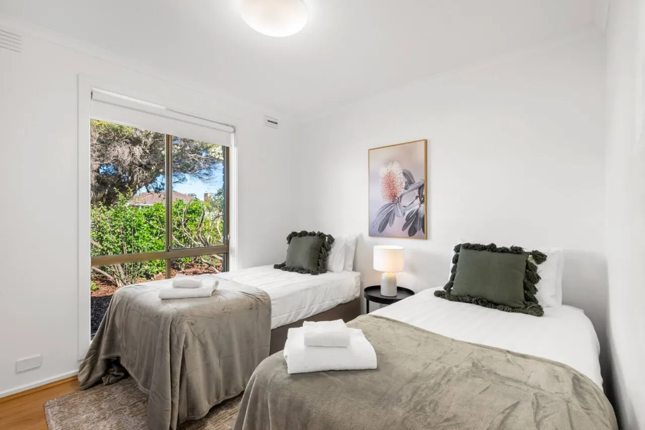 Stylish 2BR Unit in Geelong, Convenient Location