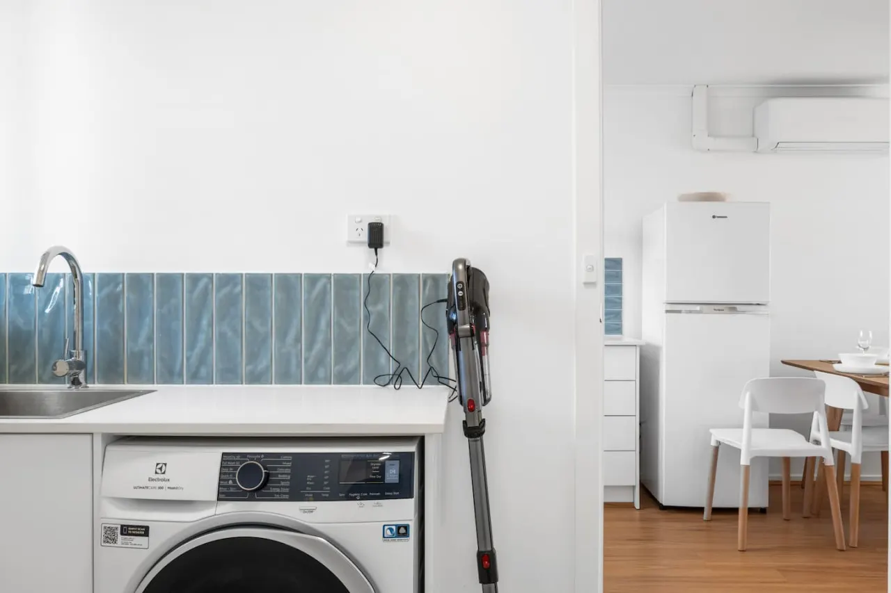 Stylish 2BR Unit in Geelong, Convenient Location — photo 4