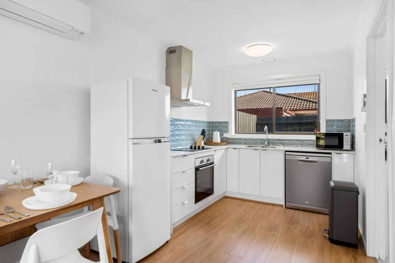Stylish 2BR Unit in Geelong, Convenient Location — photo 5