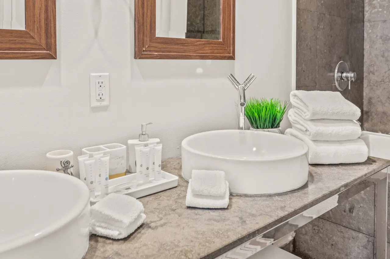 Luxurious ocean view unit 11