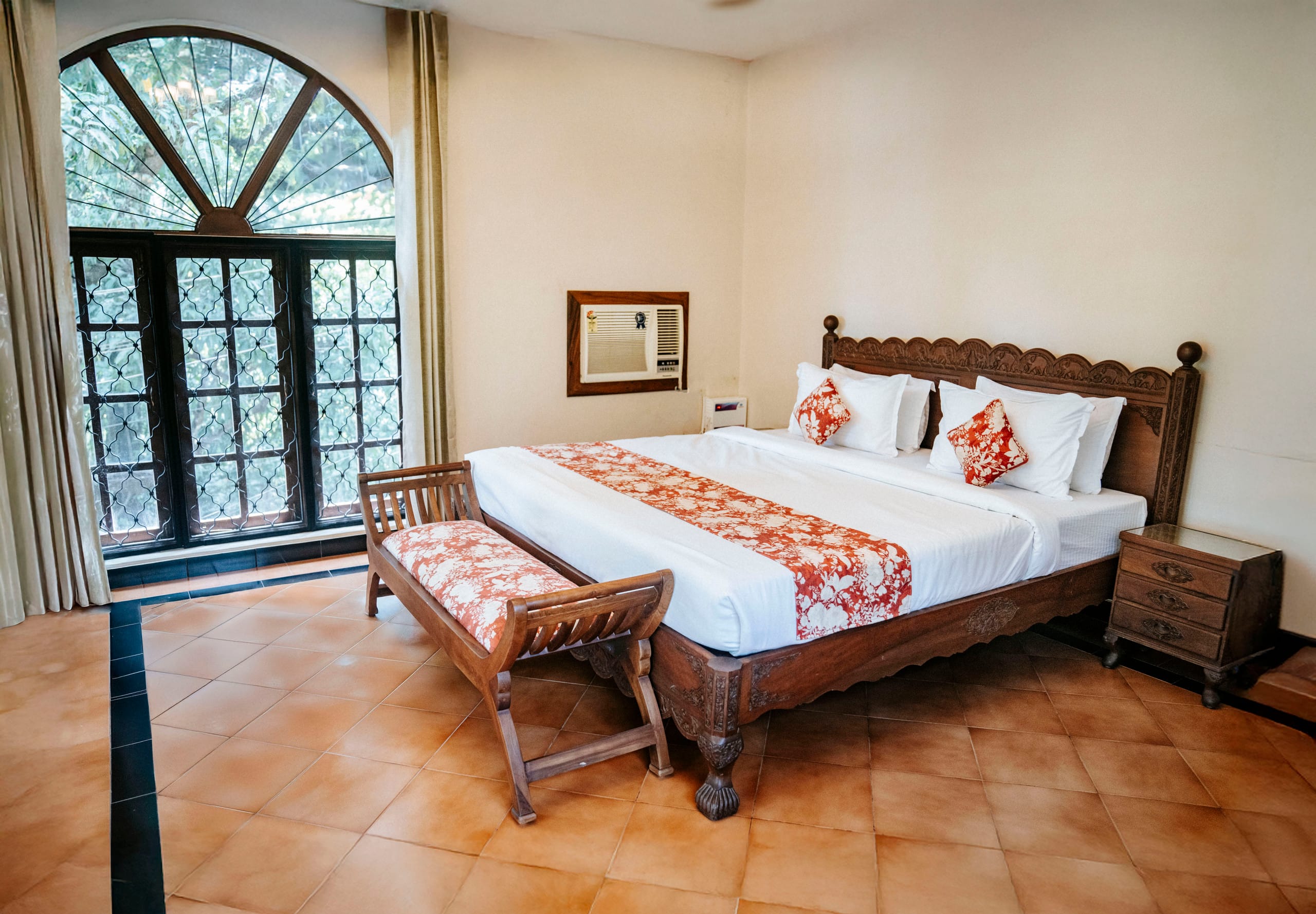 NORTH GOA-VillaVienna, Luxury Vintage PoolVilla 34