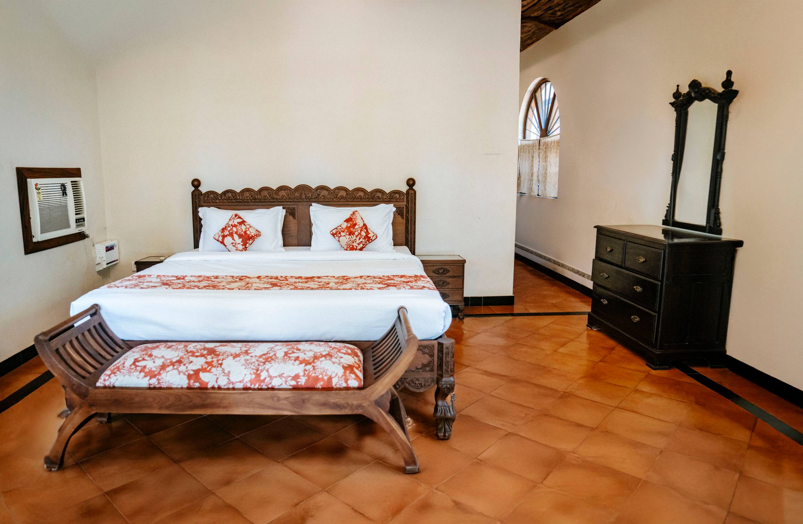 NORTH GOA-VillaVienna, Luxury Vintage PoolVilla 35