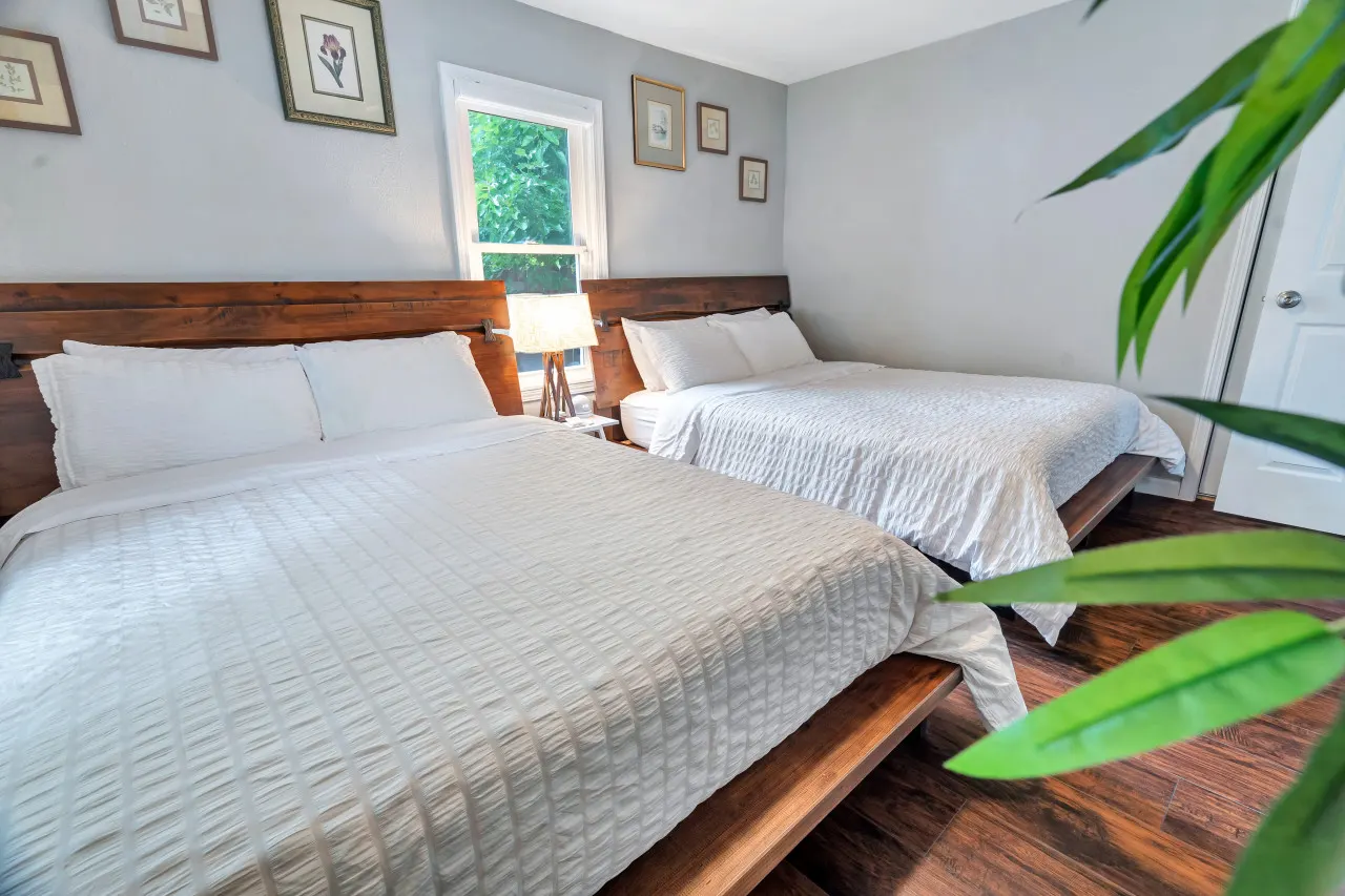 3031 W Olive St Cheerful 2-Bedroom w/ convenient Expressway access 2