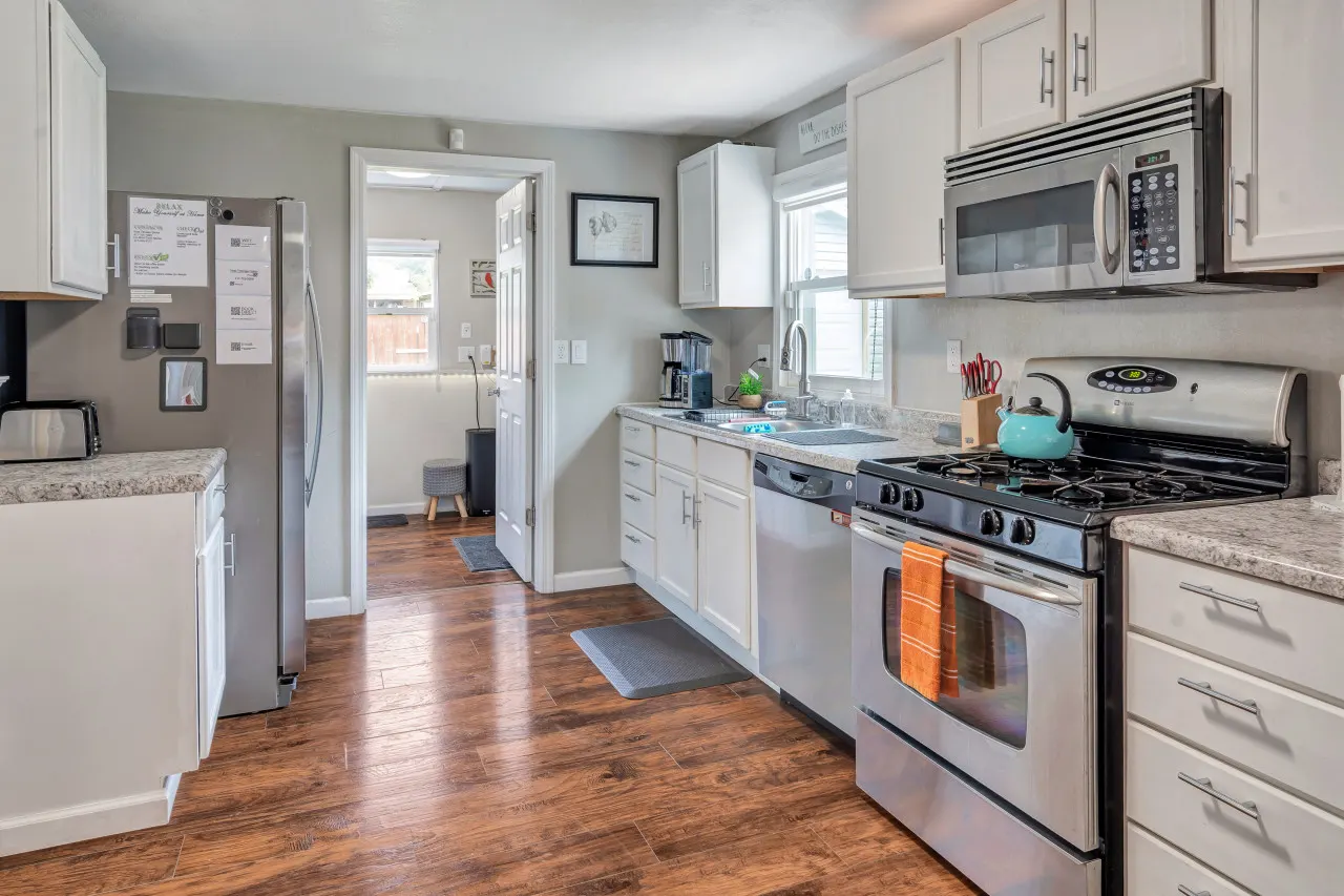 3031 W Olive St Cheerful 2-Bedroom w/ convenient Expressway access 9