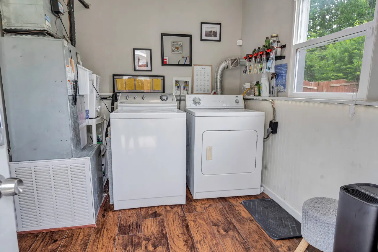 3031 W Olive St Cheerful 2-Bedroom w/ convenient Expressway access 10