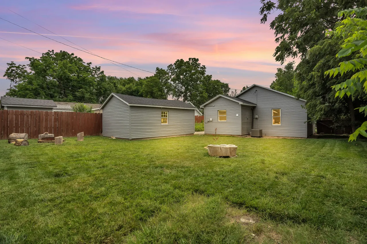 3031 W Olive St Cheerful 2-Bedroom w/ convenient Expressway access 12