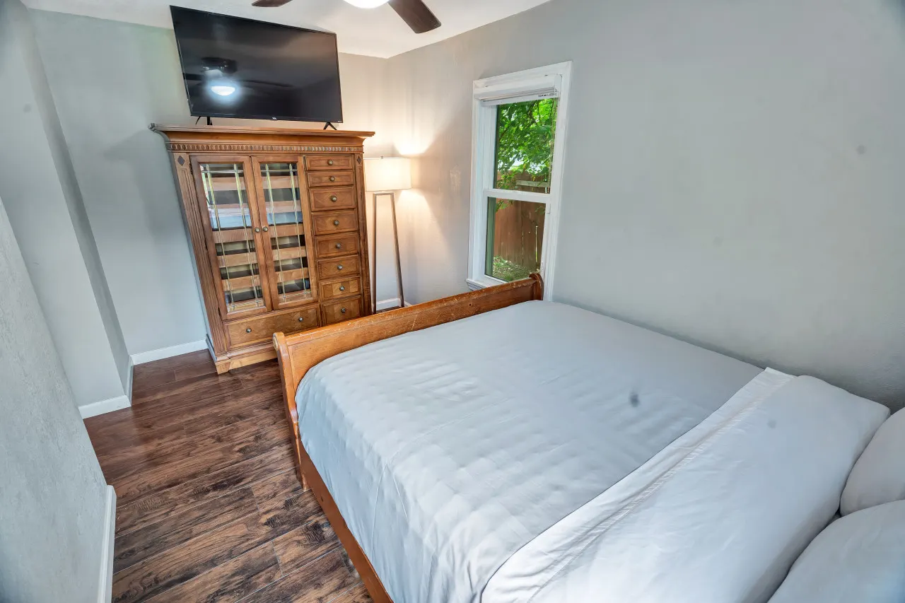 3031 W Olive St Cheerful 2-Bedroom w/ convenient Expressway access 13