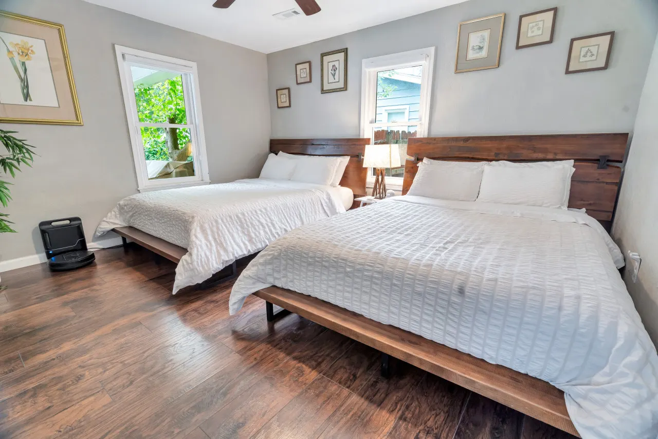 3031 W Olive St Cheerful 2-Bedroom w/ convenient Expressway access 14