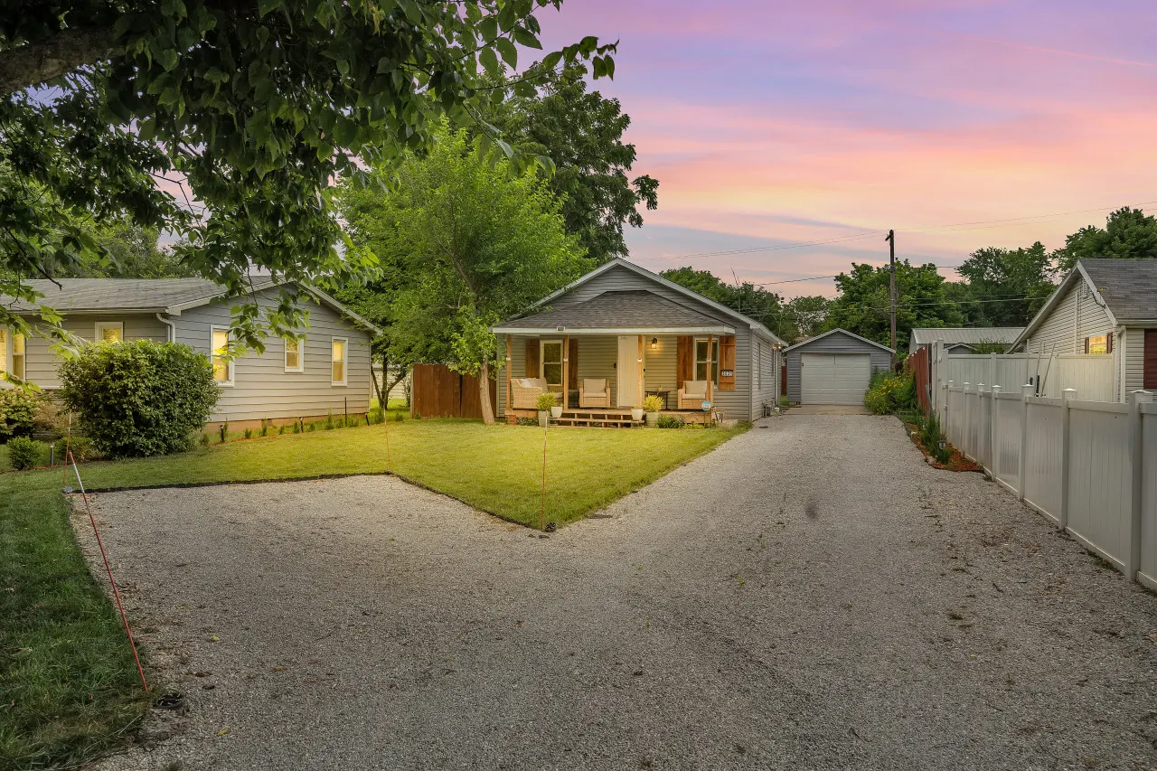 3031 W Olive St Cheerful 2-Bedroom w/ convenient Expressway access 15