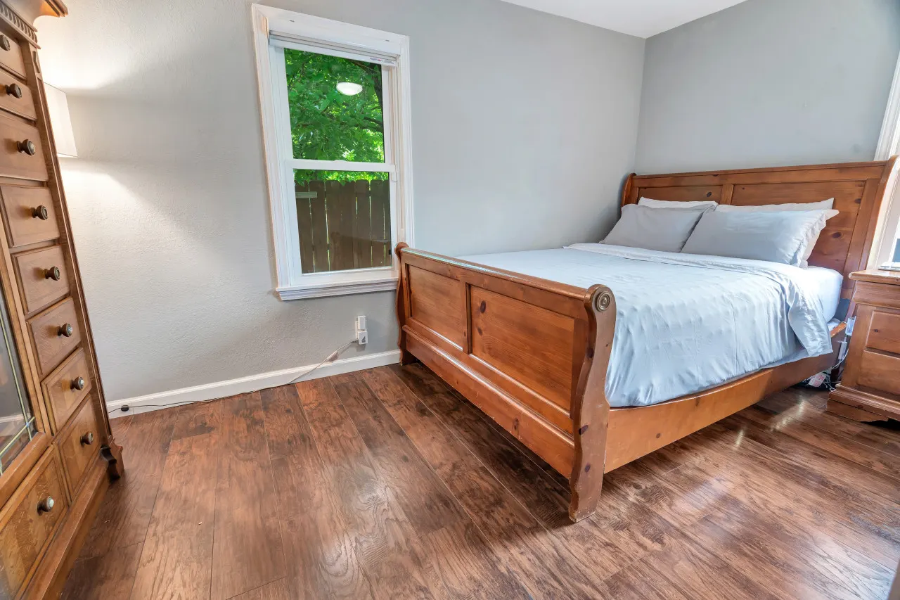 3031 W Olive St Cheerful 2-Bedroom w/ convenient Expressway access 17