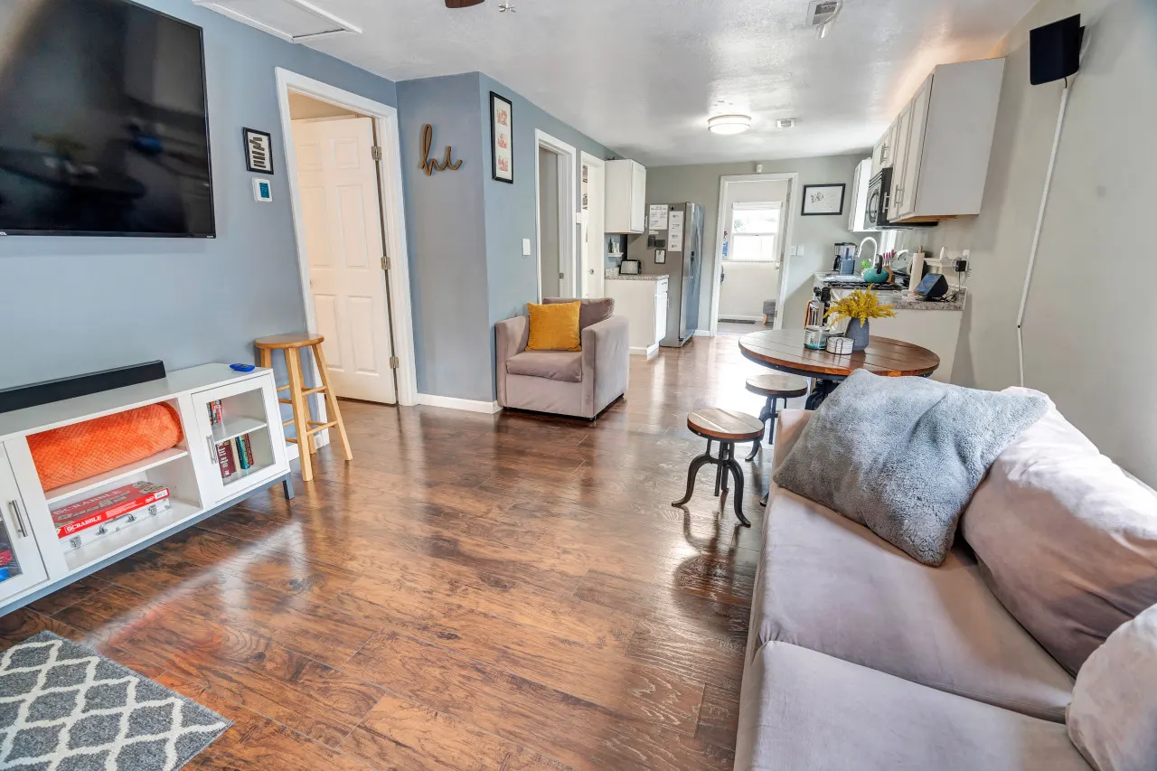 3031 W Olive St Cheerful 2-Bedroom w/ convenient Expressway access 18