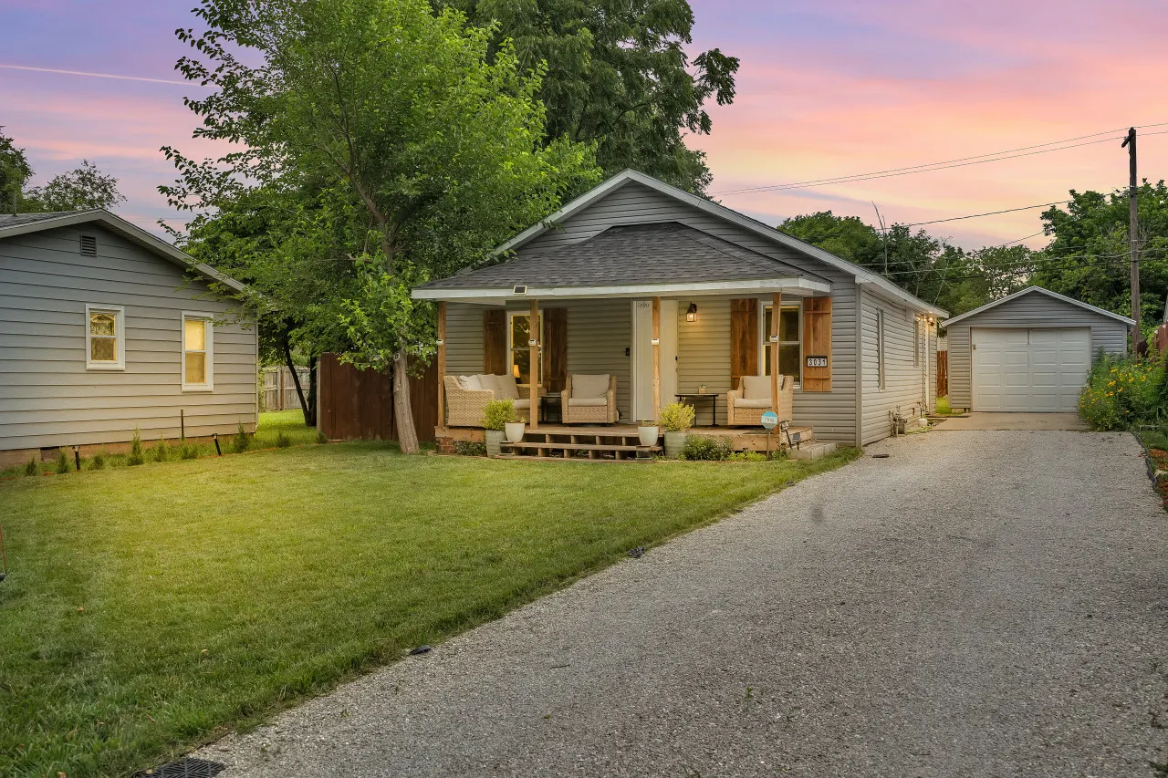 3031 W Olive St Cheerful 2-Bedroom w/ convenient Expressway access 19