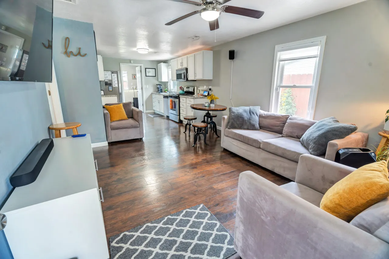 3031 W Olive St Cheerful 2-Bedroom w/ convenient Expressway access 3