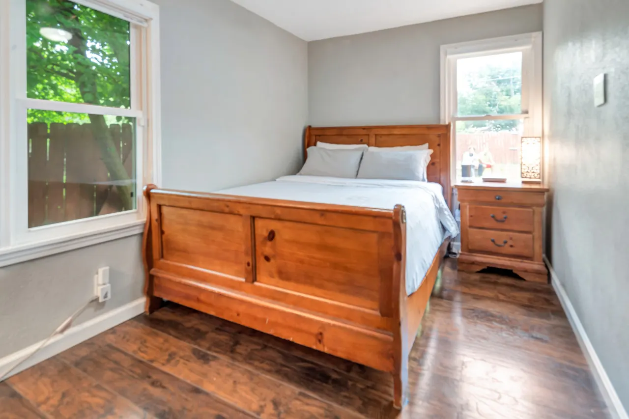 3031 W Olive St Cheerful 2-Bedroom w/ convenient Expressway access 4
