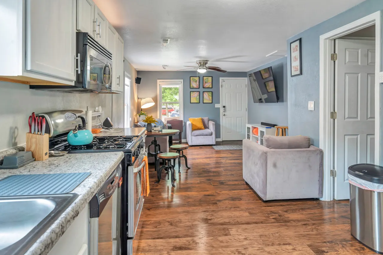 3031 W Olive St Cheerful 2-Bedroom w/ convenient Expressway access 5