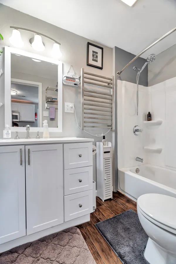 3031 W Olive St Cheerful 2-Bedroom w/ convenient Expressway access 6