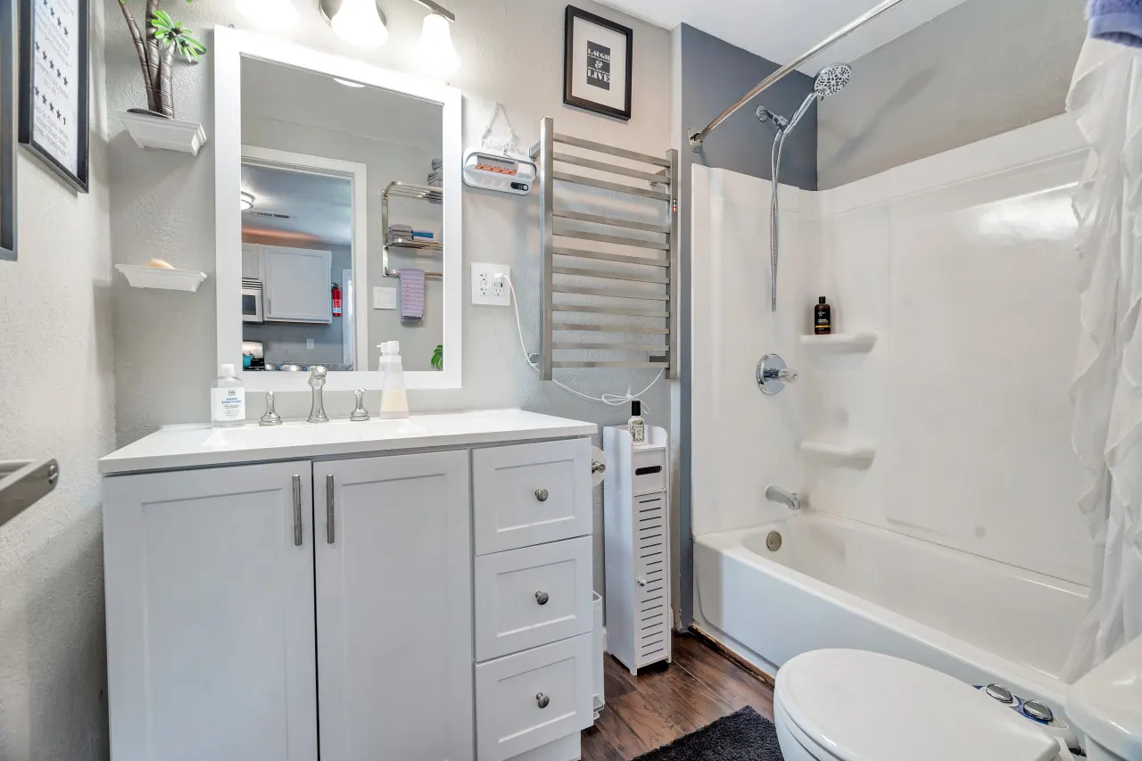 3031 W Olive St Cheerful 2-Bedroom w/ convenient Expressway access 8