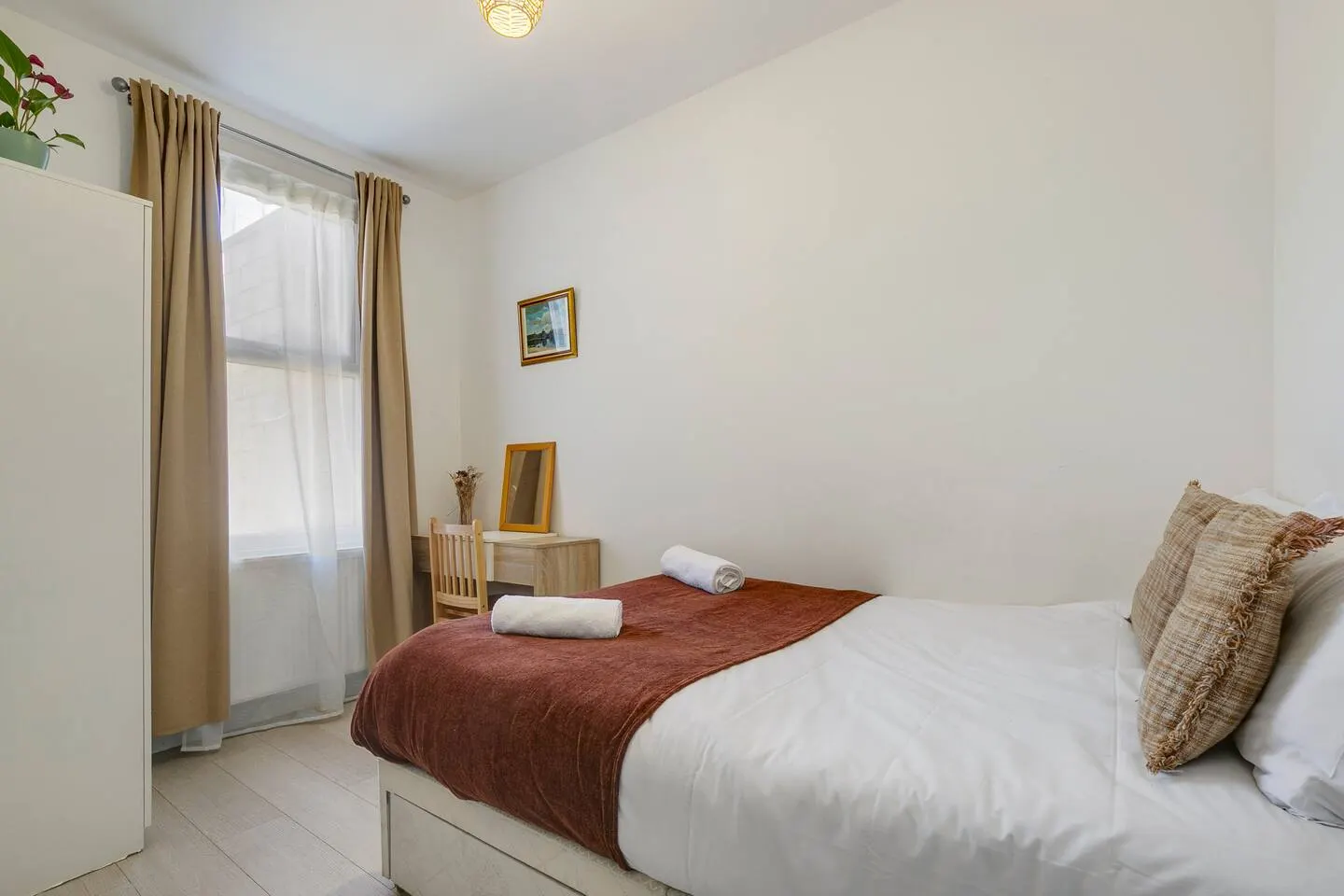 4 Bed House, 2 mins from station, with parking 9