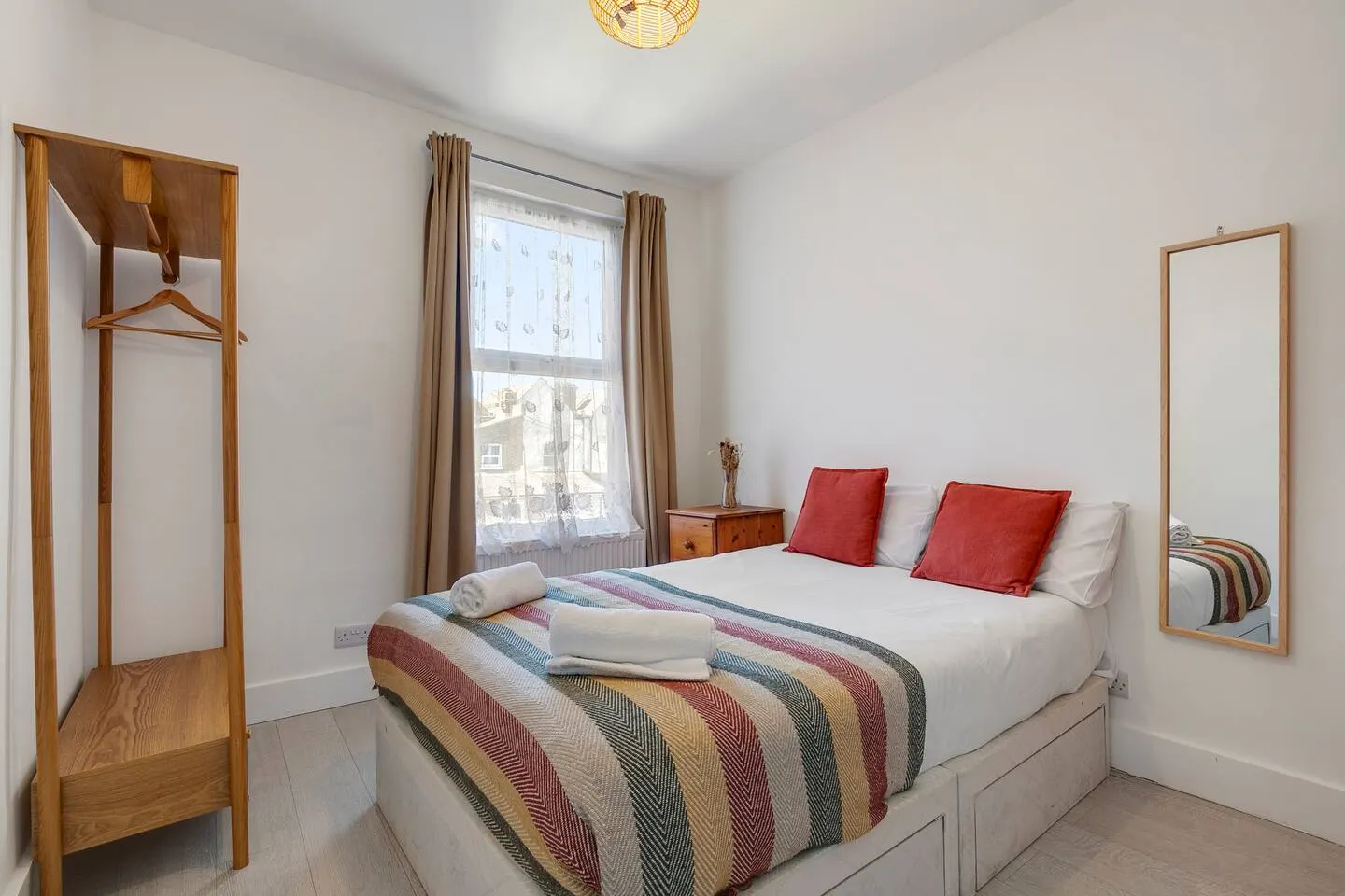 4 Bed House, 2 mins from station, with parking 4