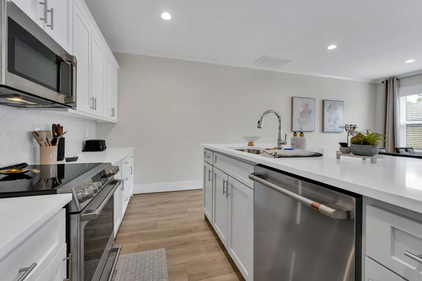 ViBe District 4BR Dog Friendly + 30+ Nights 17