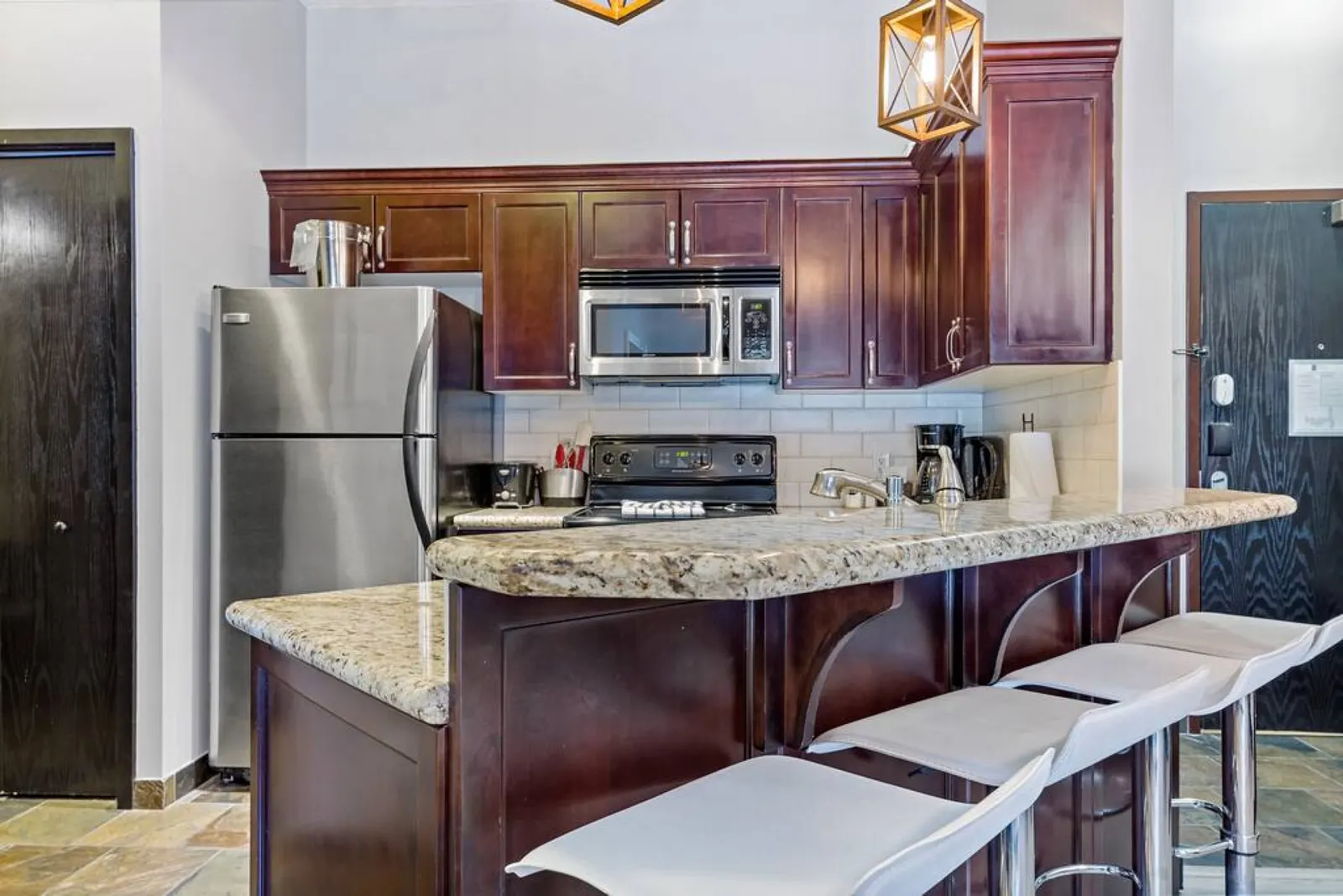Nature's Nook by Instant Suites *Pool & HotTub * 15