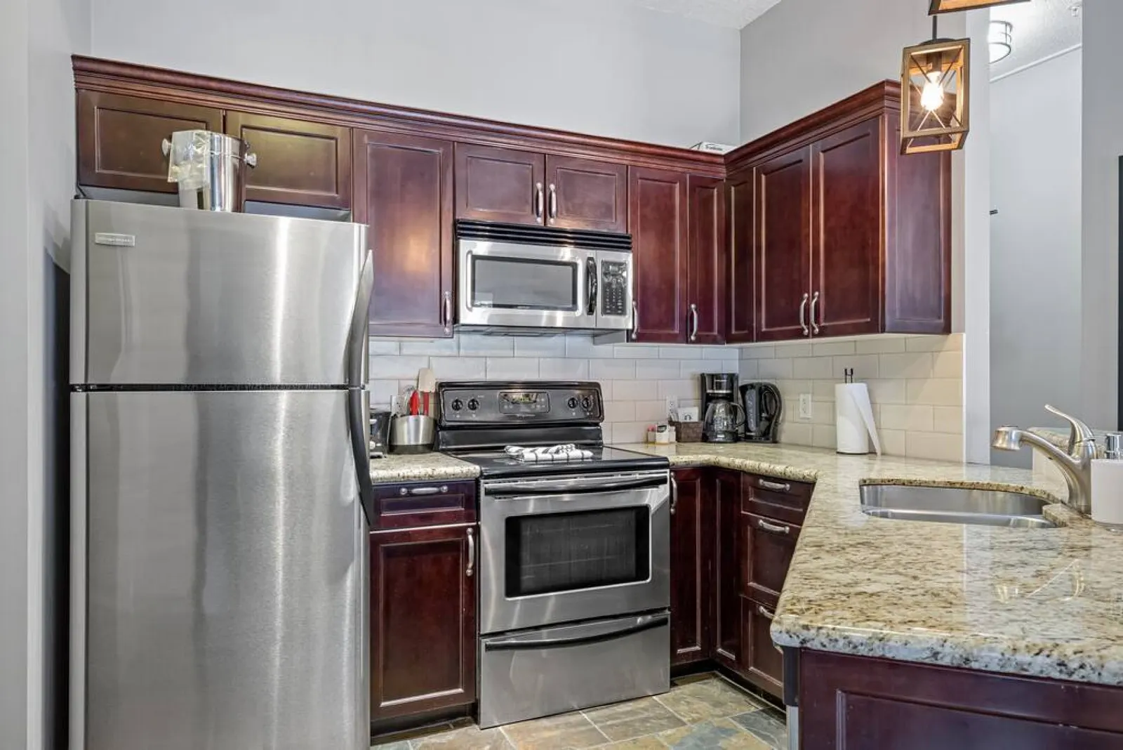 Nature's Nook by Instant Suites *Pool & HotTub * 17