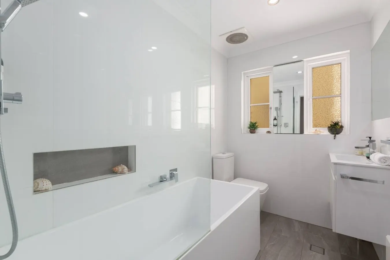 Coogee Beach Living 1BR Home 8